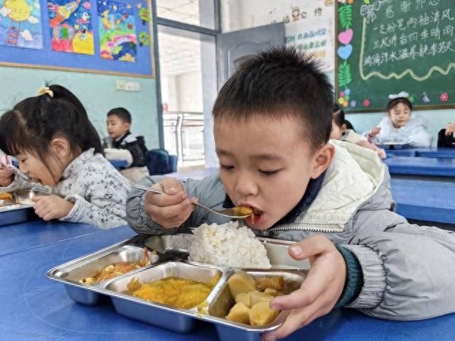 内江十小食堂大改造：学生午餐不再愁，家长工作更安心  第1张