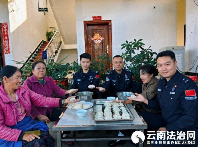 警民共包饺子迎冬至，浓浓暖意驱散寒冬，这个冬天不再冷  第1张