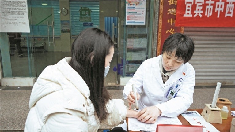 天府名医付招伦团队下基层义诊，10余名医生现场坐诊，解决看病难问题