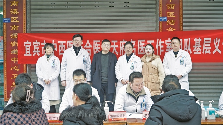 天府名医付招伦团队下基层义诊，10余名医生现场坐诊，解决看病难问题  第3张