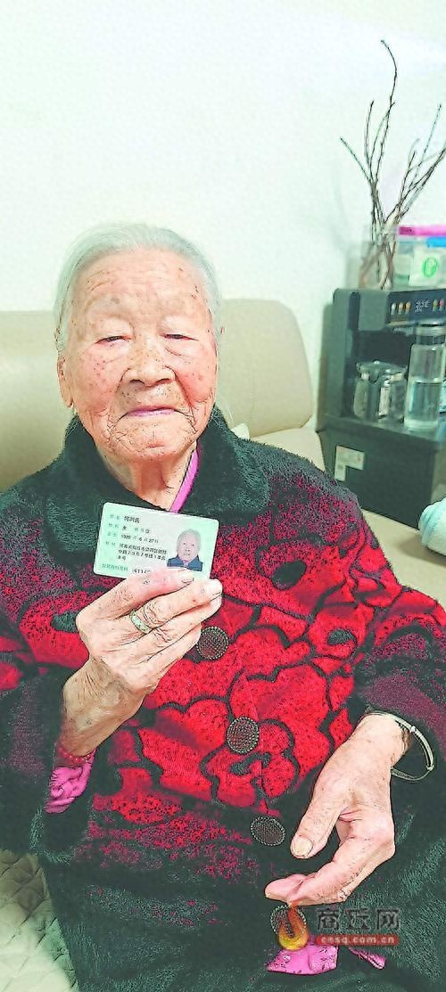 104岁老人不戴眼镜穿针引线，与68岁女儿形成鲜明对比，长寿秘诀竟是  第1张