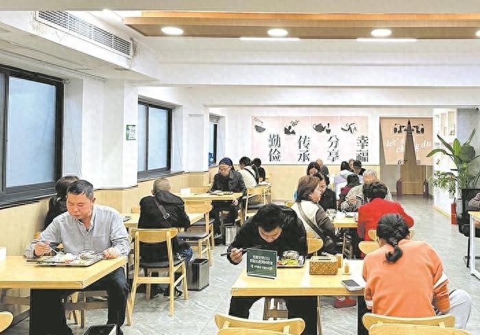 幸福食堂：银龄餐桌上的温暖，社区老人的便利之选