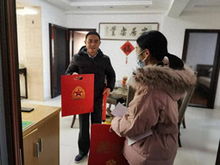 新年将至，广德市网格员们为何清晨出动？他们竟为退伍老兵送上这份神秘礼物