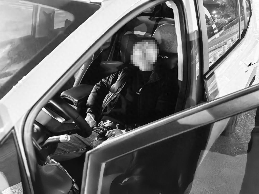 醉酒男子为一碗面线糊驾车，竟在车内睡着喇叭响不停，结果令人  第1张