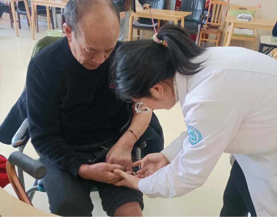 心系养老院，义诊护健康：中医师用实际行动温暖老年群体  第3张
