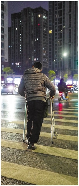 18岁少年艰难求学路：地铁站每站都有人默默等候，温暖加速他的前行
