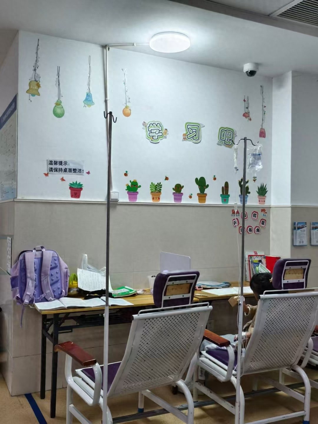寒冬来袭，医院输液室惊现学生边输液边学习，家长心疼不已