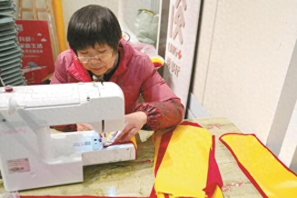 暖心！退休阿姨亲手制作门把手套，寒冬里为居民送上温暖惊喜  第1张