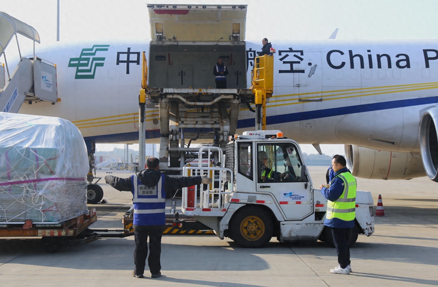 成都国际航空枢纽年货邮吞吐量突破100万吨，跻身内地第五个百万吨级航空俱乐部