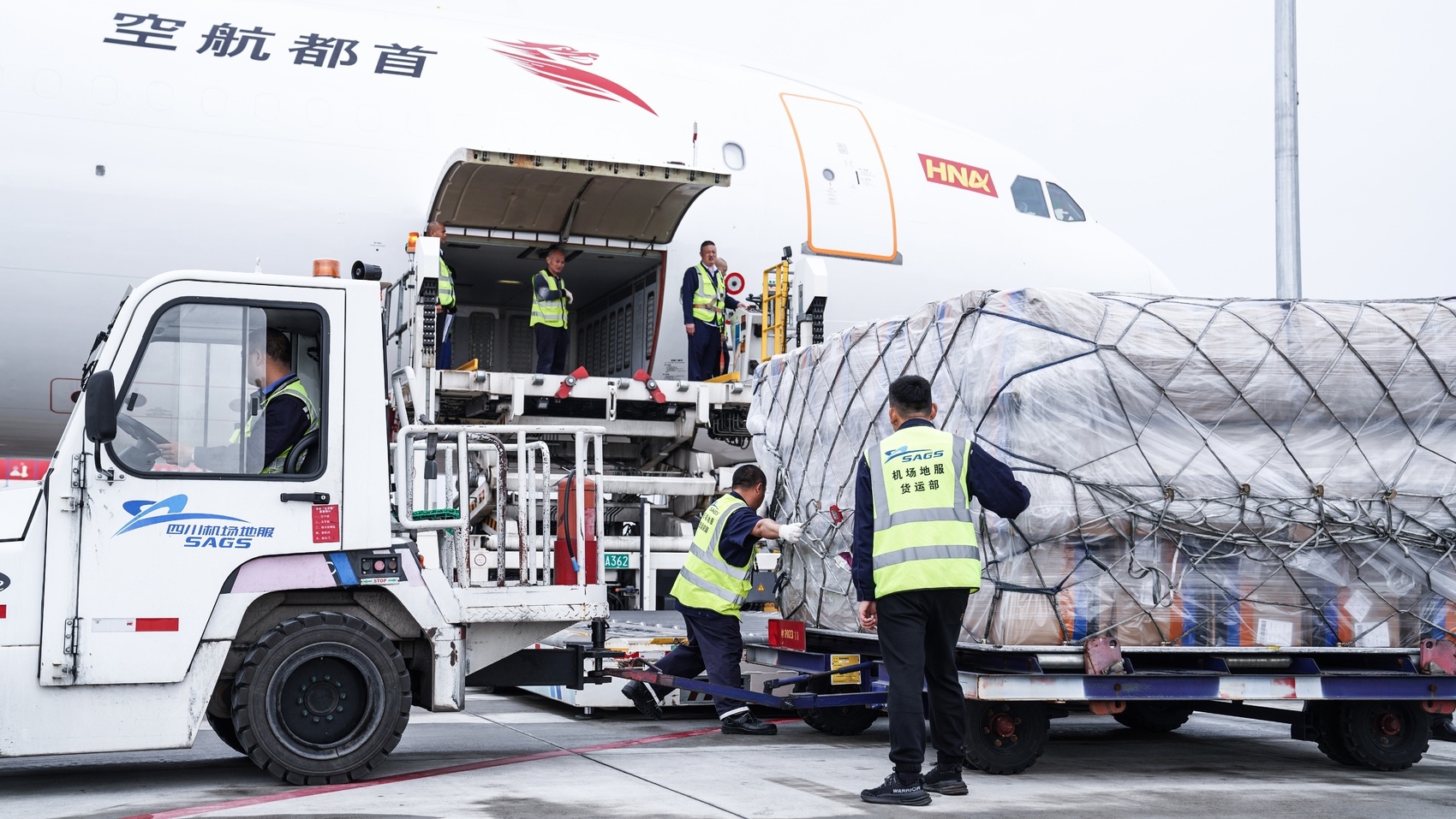 成都国际航空枢纽年货邮吞吐量突破100万吨，跻身内地第五个百万吨级航空俱乐部  第2张