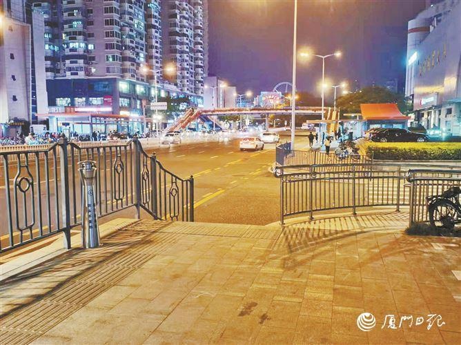 惊险！市民骑车险些摔下台阶，路口视线盲区成安全隐患  第2张