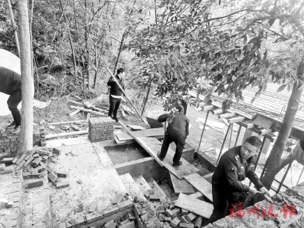 福州长乐区麒麟山庄违建被强拆，25平米砖混结构瞬间消失  第1张