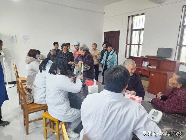 寒冬中的温暖守护：湖北科技学院医疗队深入山村，为村民送健康  第1张