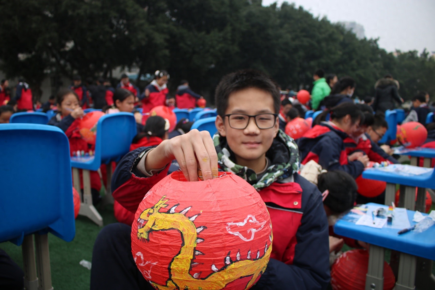 700名学生亲手绘制彩灯，自贡传统文化在校园绽放光彩