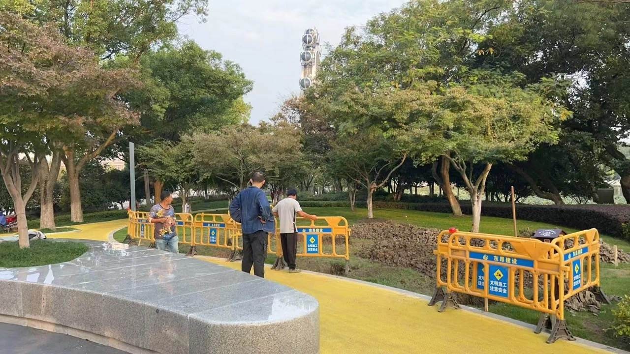 嘉兴秀洲公园新防雨棚：老人健身的福音，再也不用担心淋雨感冒了  第2张
