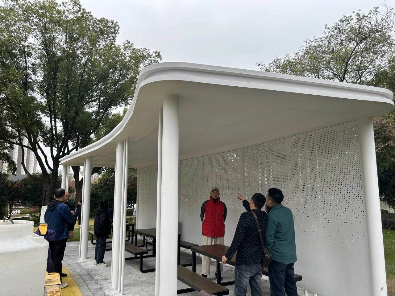 嘉兴秀洲公园新防雨棚：老人健身的福音，再也不用担心淋雨感冒了  第3张