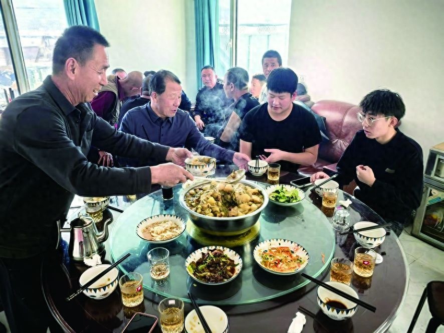 年关将至，凉城村民齐聚一堂，共享杀猪盛宴，欢声笑语中迎接新年  第1张