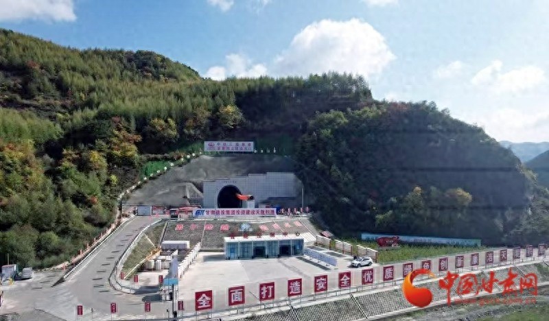 天陇铁路新麦积山隧道掘进破万米，复杂地质挑战下的工程奇迹