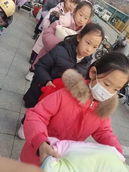衣起守护，爱不闲置：冬日暖阳编织爱的网络，让闲置衣物重焕新生  第2张