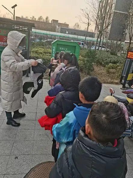 衣起守护，爱不闲置：冬日暖阳编织爱的网络，让闲置衣物重焕新生  第5张
