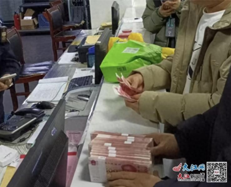 9万多元失而复得！出租车司机与民警联手，深夜奇迹找回失主财物  第1张