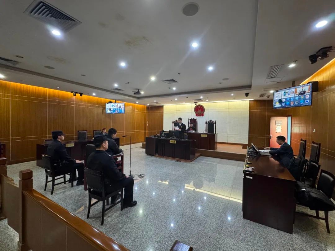 18岁小伙酒后失控，沿路破坏多辆汽车，背后原因令人心酸……  第2张