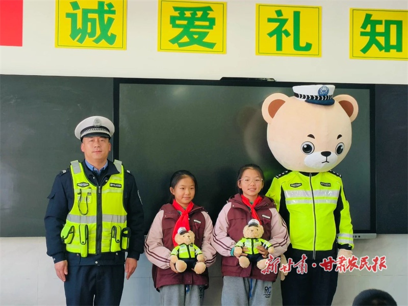 小学生手写感谢信，交警叔叔们感动不已：守护校园安全，我们义不容辞  第2张