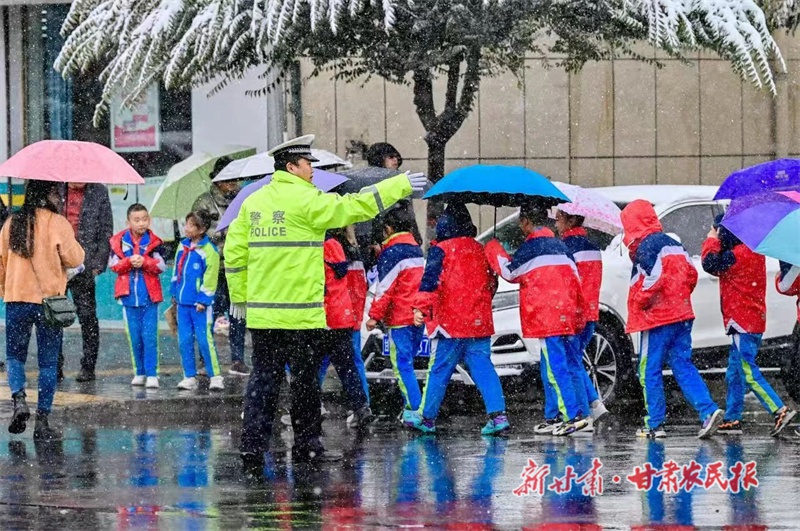 小学生手写感谢信，交警叔叔们感动不已：守护校园安全，我们义不容辞  第4张