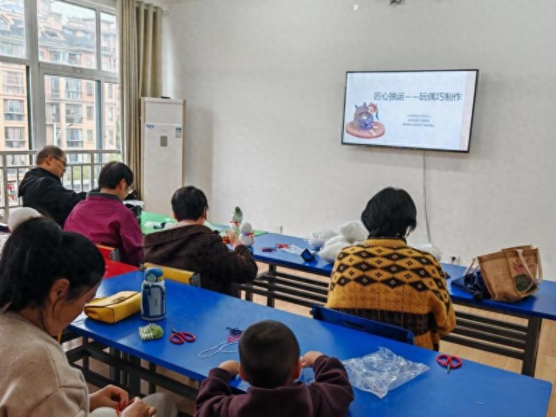 匠心独运：南京溧水红石榴家园玩偶制作活动，传承手工艺，共筑民族情  第1张