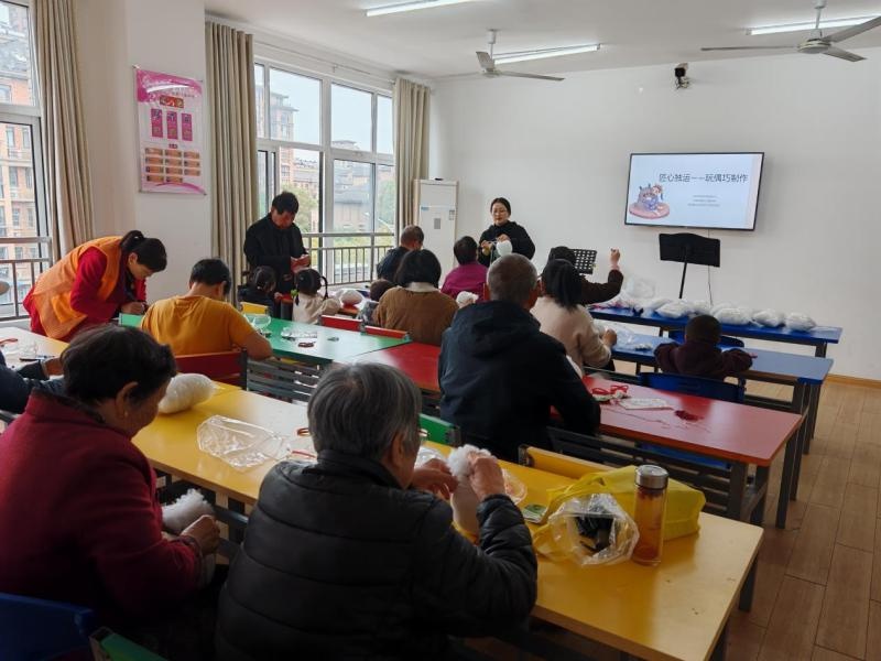 匠心独运：南京溧水红石榴家园玩偶制作活动，传承手工艺，共筑民族情  第3张