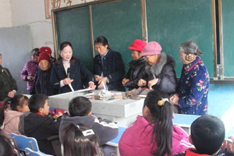 布鞋奶奶亲手缝制60双爱心布鞋，温暖留守儿童心灵，笑容如春花绽放