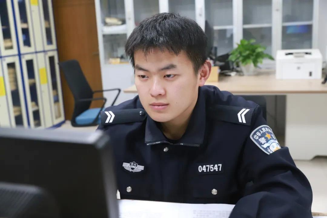 惊险！男子寒冬落水，民警脱衣救人，温暖一幕感动全城  第2张
