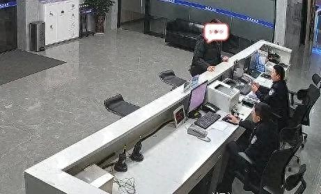 老人捡到万元现金，面对失主却迟迟不还，网友却纷纷点赞！背后真相令人深思……  第1张