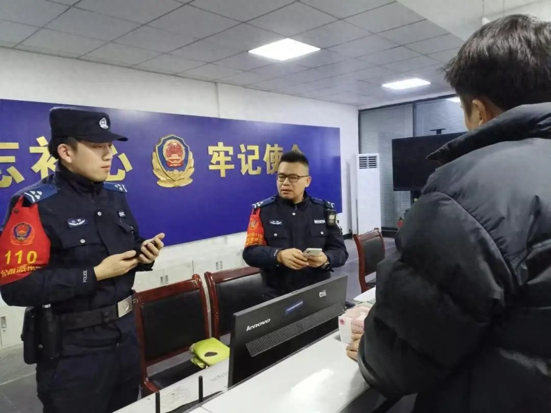 惊魂一刻！出租车司机深夜捡到9.4万元巨款，失主焦急等待的背后故事