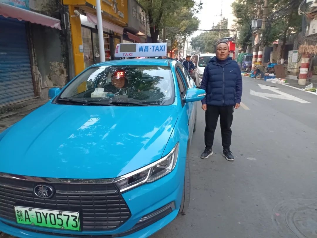 惊魂一刻！出租车司机深夜捡到9.4万元巨款，失主焦急等待的背后故事  第2张
