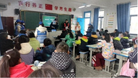 店埠镇白衣小学开展平安建设宣传活动，学生们如何用知识守护校园安全？  第1张