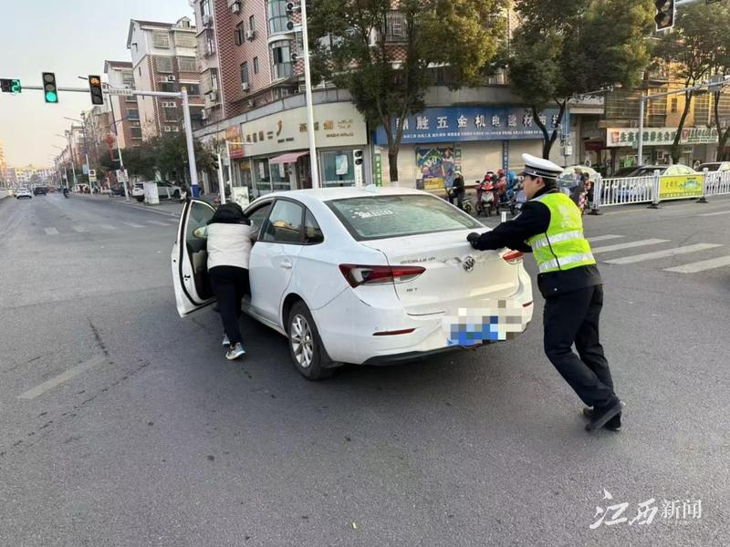 寒冬中的温暖守护：奉新交警紧急救援晕倒老人，用实际行动诠释暖心护航  第2张