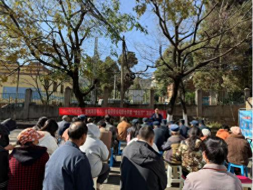 惊险！家用燃气罐突然起火，消防员现场演示如何迅速灭火，你学会了吗？  第1张