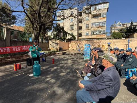 惊险！家用燃气罐突然起火，消防员现场演示如何迅速灭火，你学会了吗？  第2张