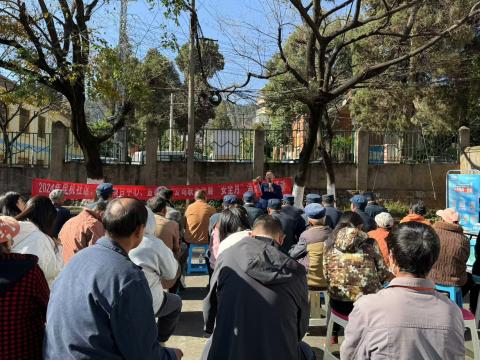 惊险！家用燃气罐突然起火，消防员现场演示如何迅速灭火，你学会了吗？  第5张