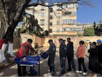 惊险！家用燃气罐突然起火，消防员现场演示如何迅速灭火，你学会了吗？  第6张
