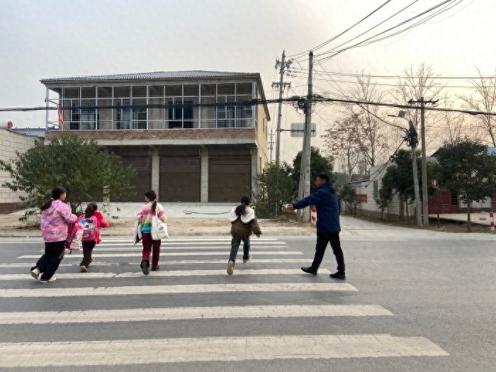 兰考县葡萄架乡护学岗行动：网格员、民警联手，为师生筑起安全屏障  第1张