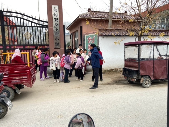 兰考县葡萄架乡护学岗行动：网格员、民警联手，为师生筑起安全屏障  第2张