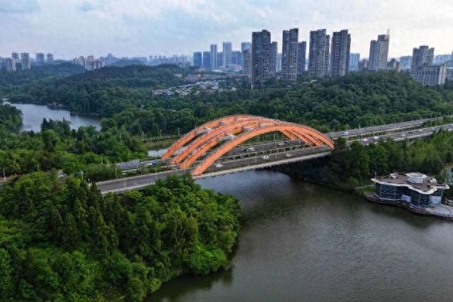 贵阳贵安2024年城市治理大升级：88条公交线路优化，1400个垃圾分类点建成，城市大脑建设加速推进