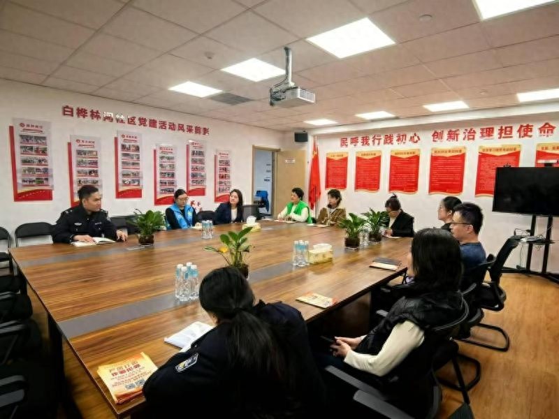 公安经开分局深入社区，教你如何辨别网络谣言与暴力，共同维护清朗网络环境