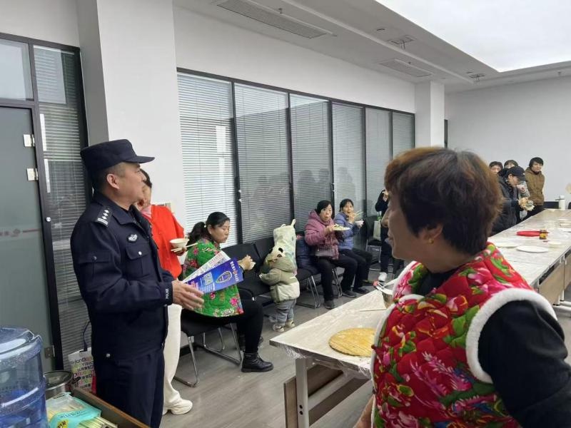 公安经开分局深入社区，教你如何辨别网络谣言与暴力，共同维护清朗网络环境  第2张