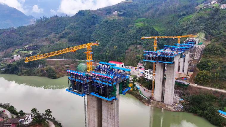 渝昆高铁建设再传捷报！大山坡隧道与盐津隧道同日贯通，7公里巨龙穿越群山  第2张