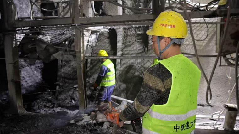 渝昆高铁建设再传捷报！大山坡隧道与盐津隧道同日贯通，7公里巨龙穿越群山  第4张