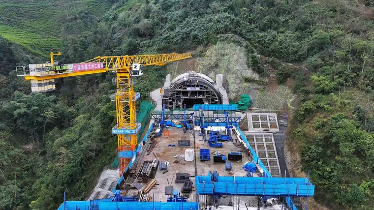 渝昆高铁建设再传捷报！大山坡隧道与盐津隧道同日贯通，7公里巨龙穿越群山  第6张