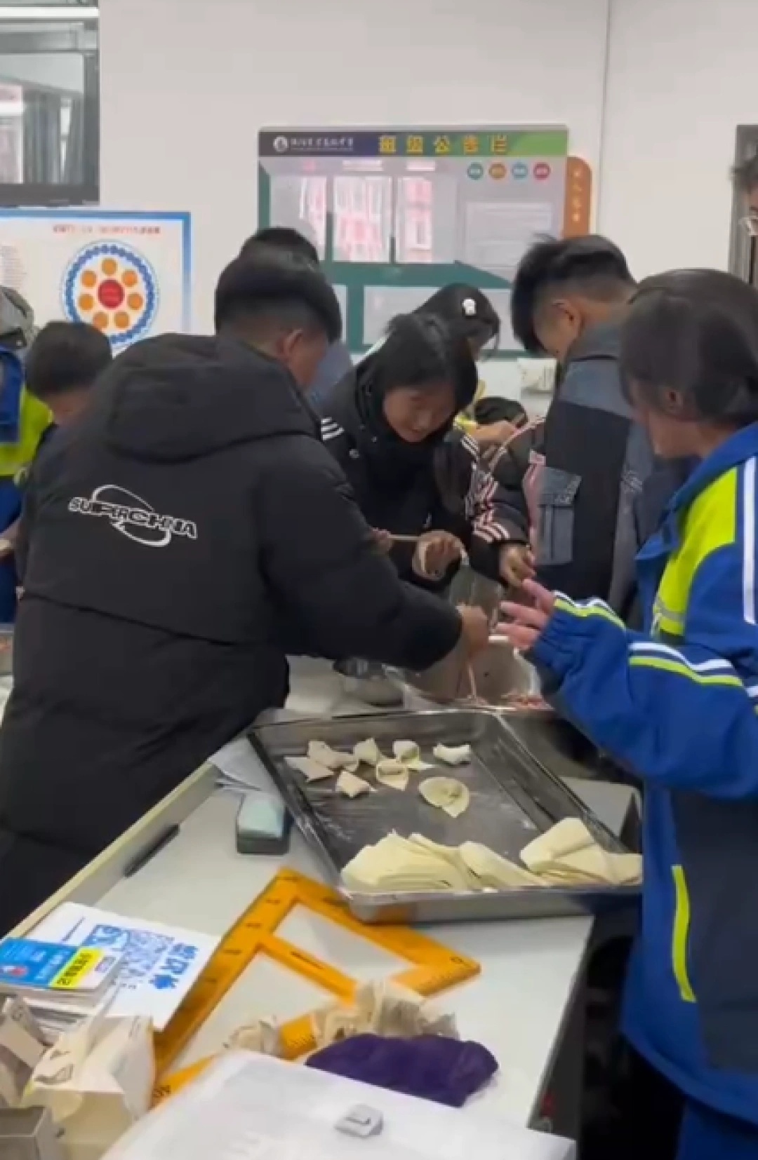 暖心！遵义老师背着四个月大女儿上课，学生集体宠爱，师生共度冬至温馨瞬间  第2张